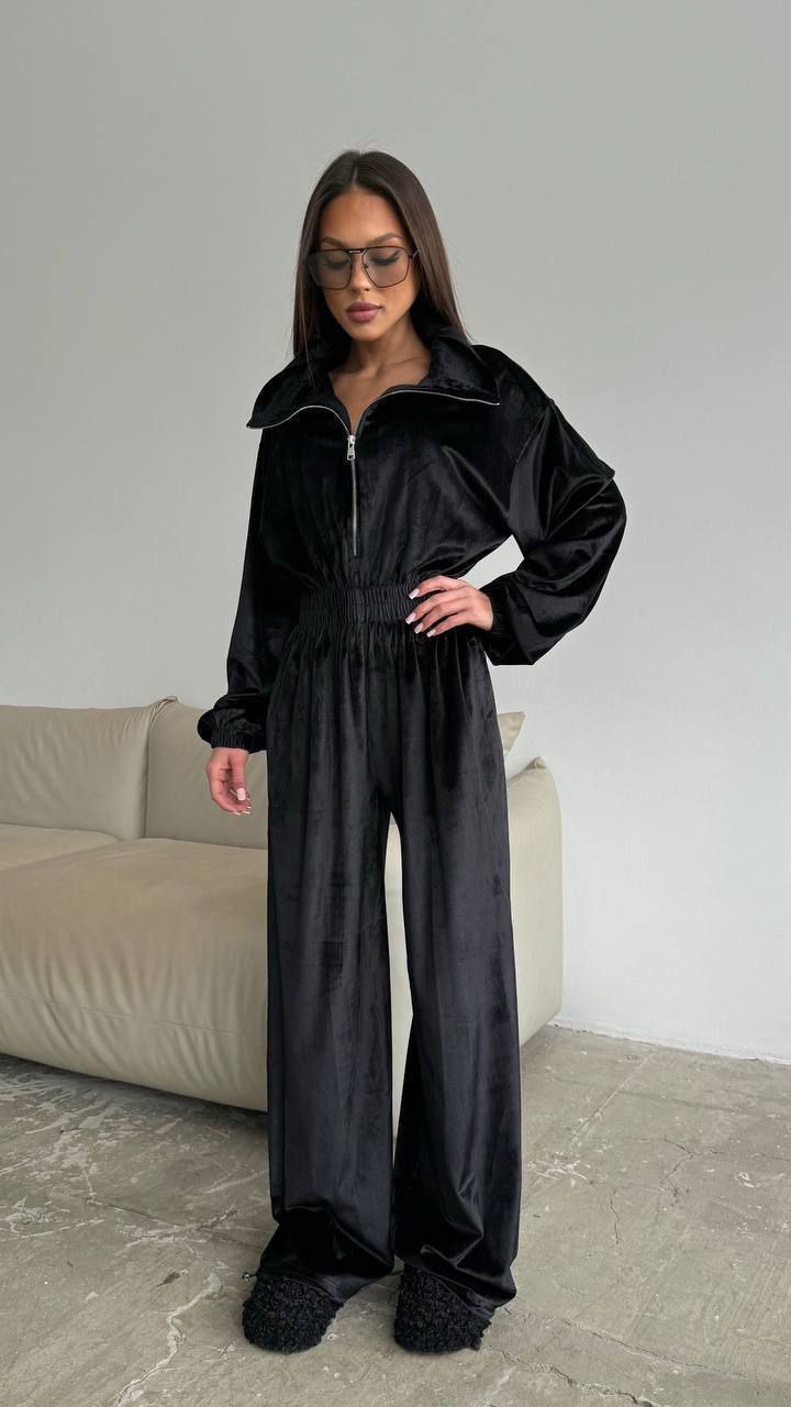 Juodas veliūro kombinezonas