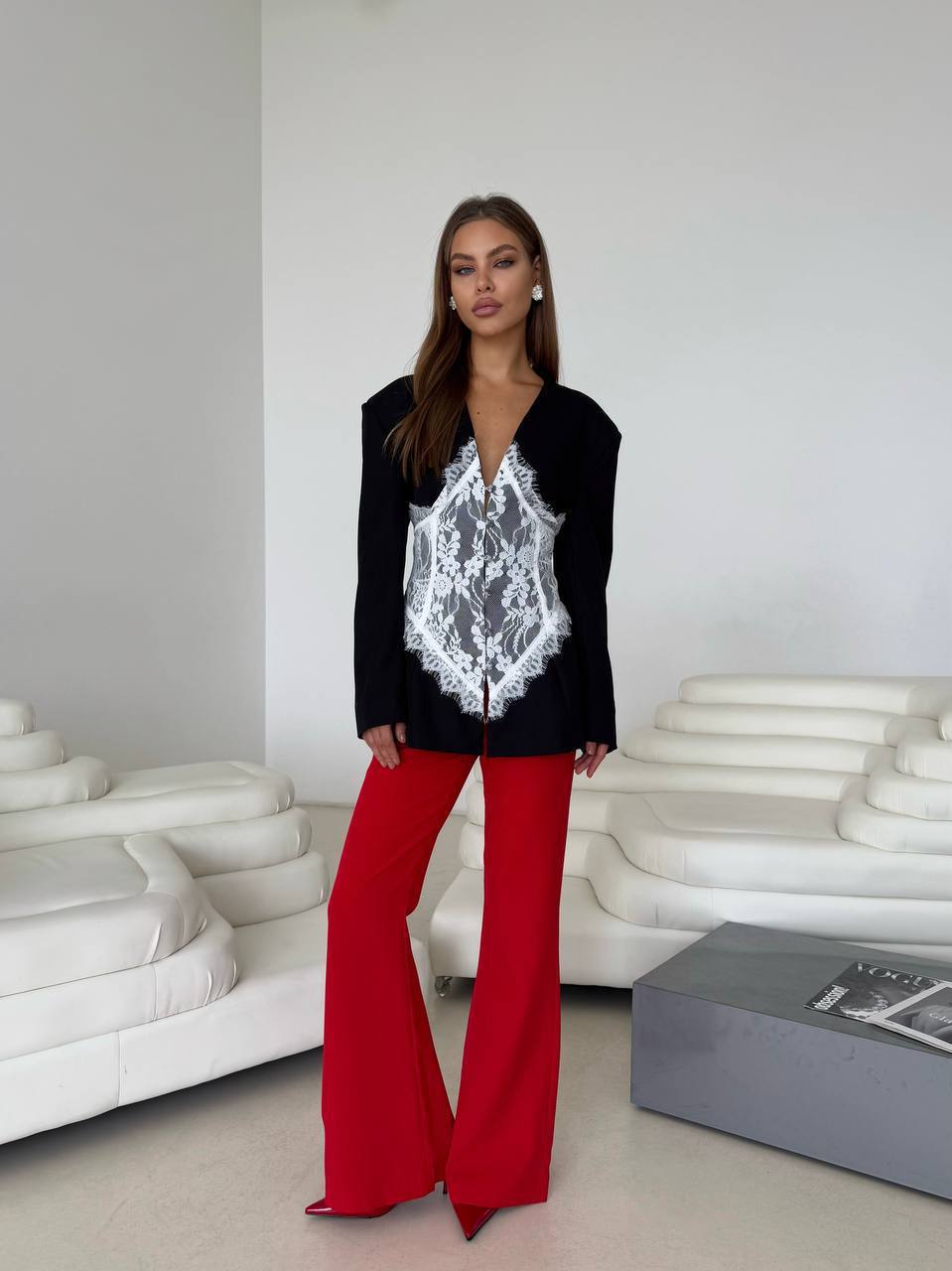 Juodas švarkas dekoruotas nėriniu