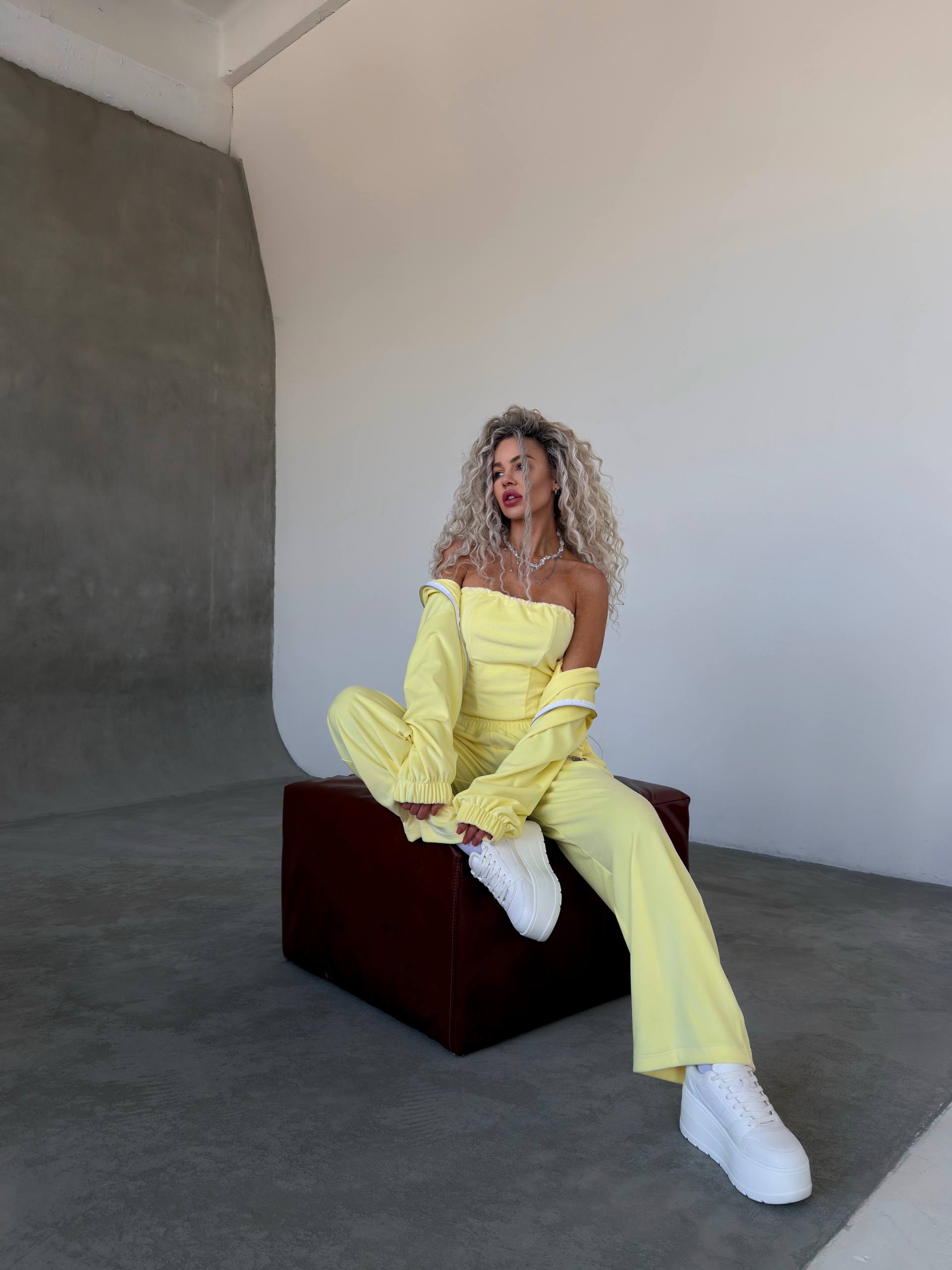 Šviesiai geltonas 3-jų dalių veliūro komplektas