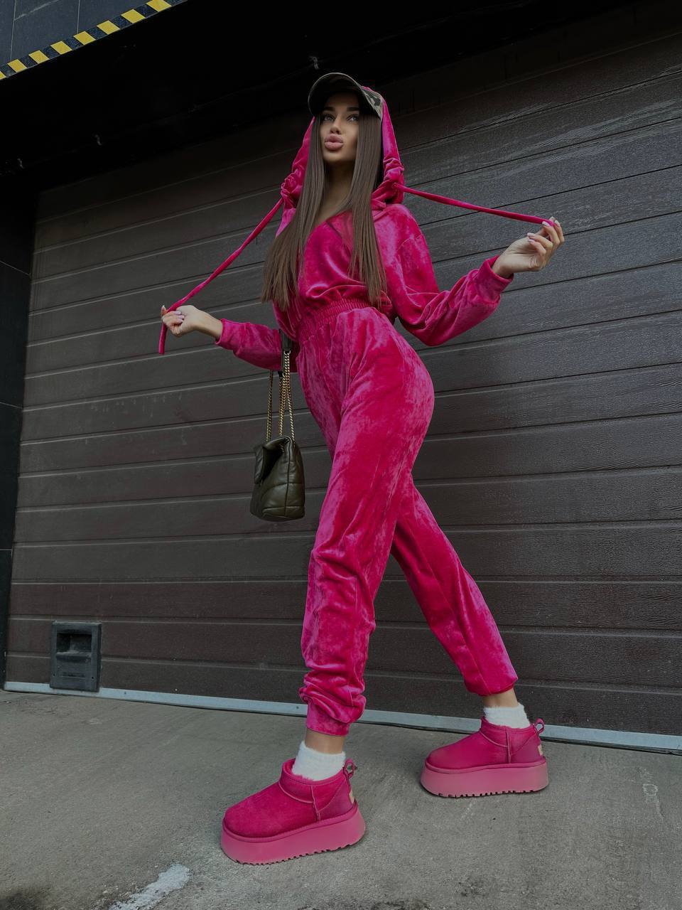 Fuksijos spalvos veliūro kombinezonas