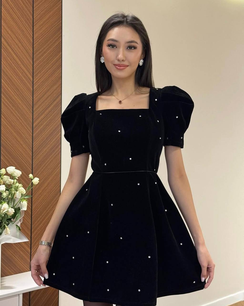 Juoda veliūro suknelė dekoruota blizgiomis akutėmis