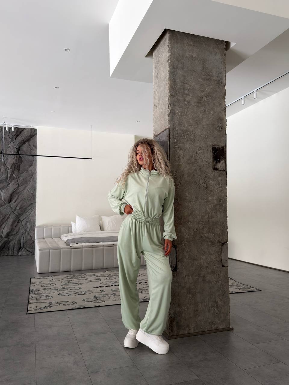 Šviesiai žalias veliūro kombinezonas