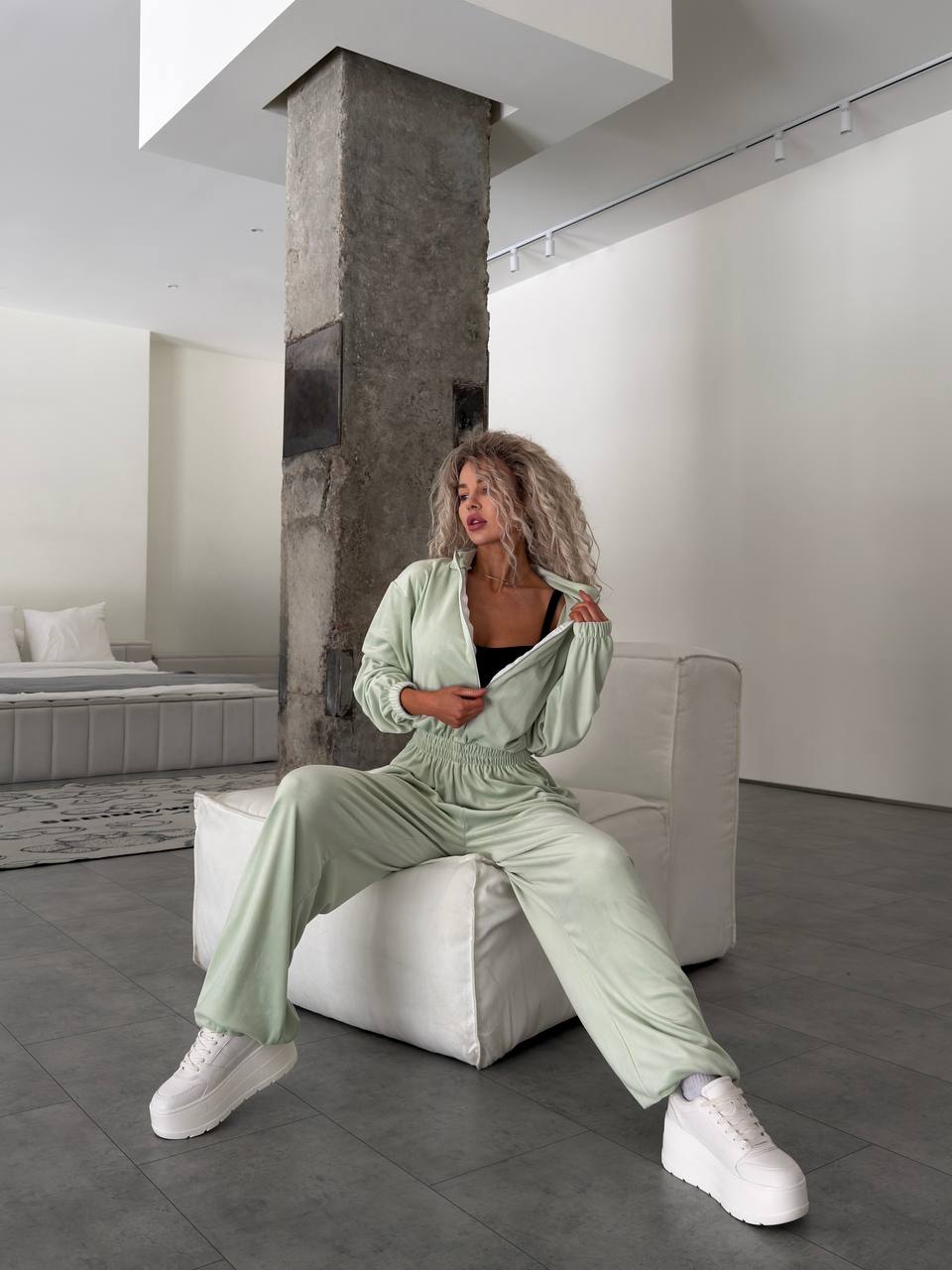 Šviesiai žalias veliūro kombinezonas