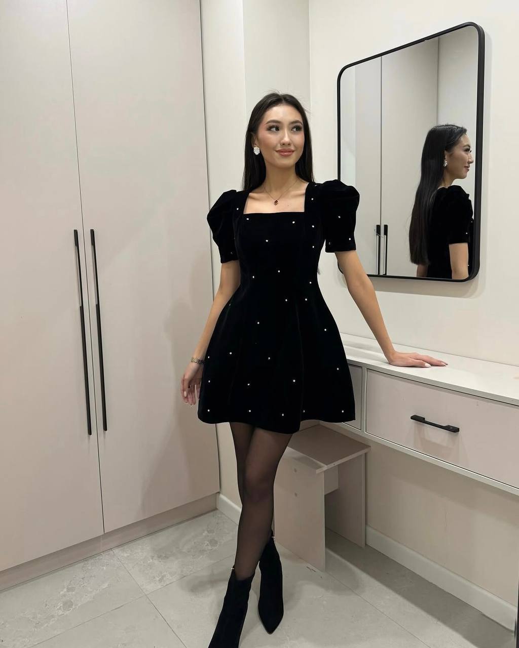 Juoda veliūro suknelė dekoruota blizgiomis akutėmis