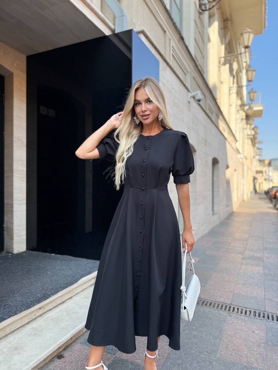 Juoda ilgesnė elegantiška suknelė