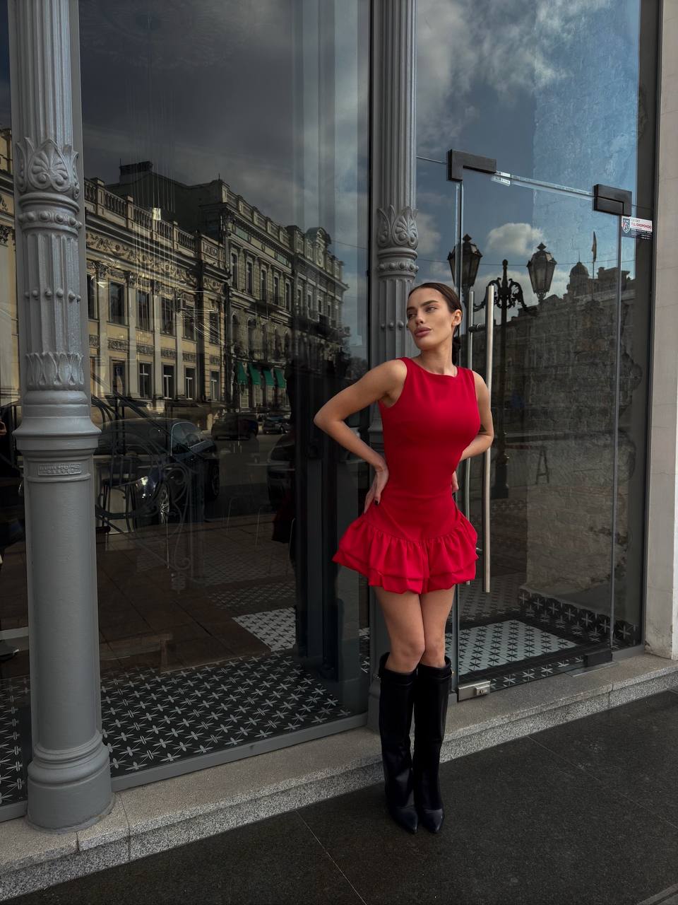 Raudona stilinga suknelė 
