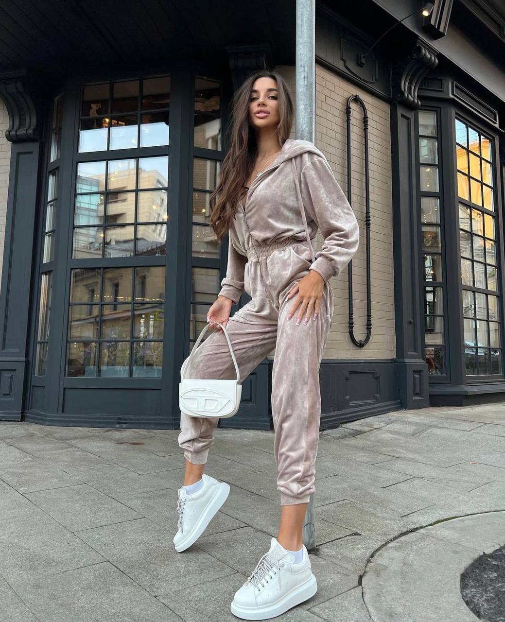 Smėlio spalvos veliūro kombinezonas