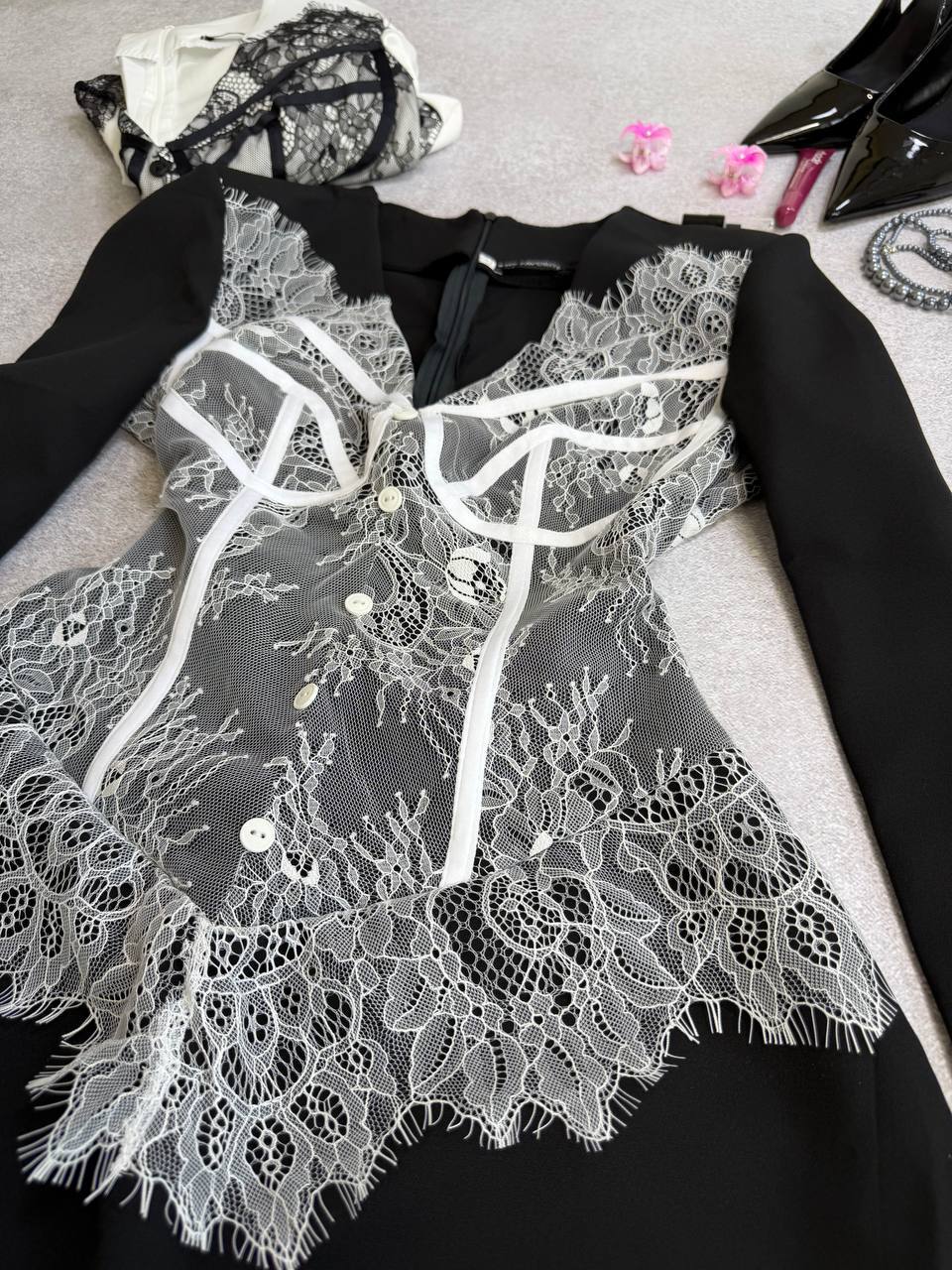 Juoda elegantiška suknelė dekoruota nėriniu