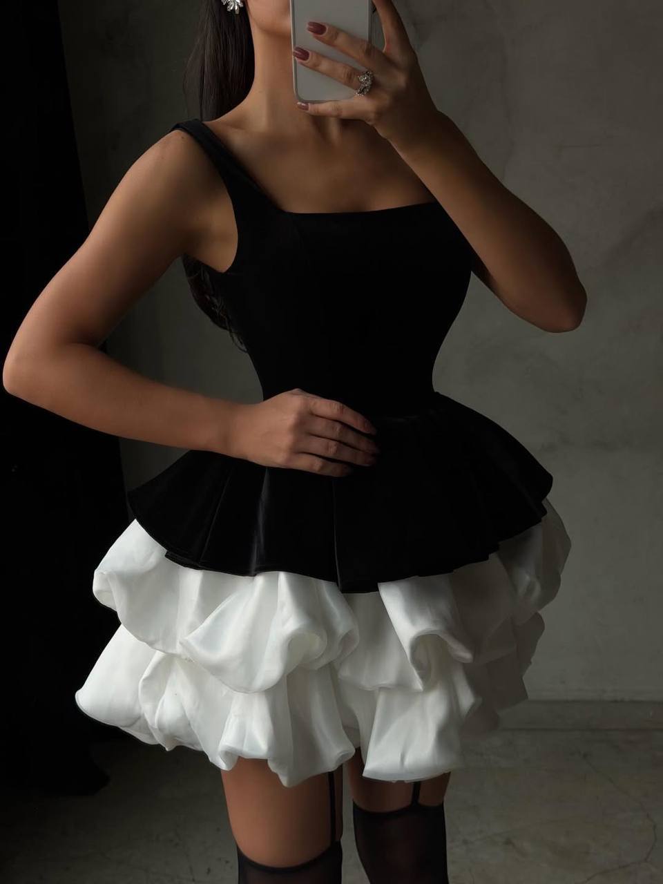 Juoda-balta prabangi suknelė-komplektas