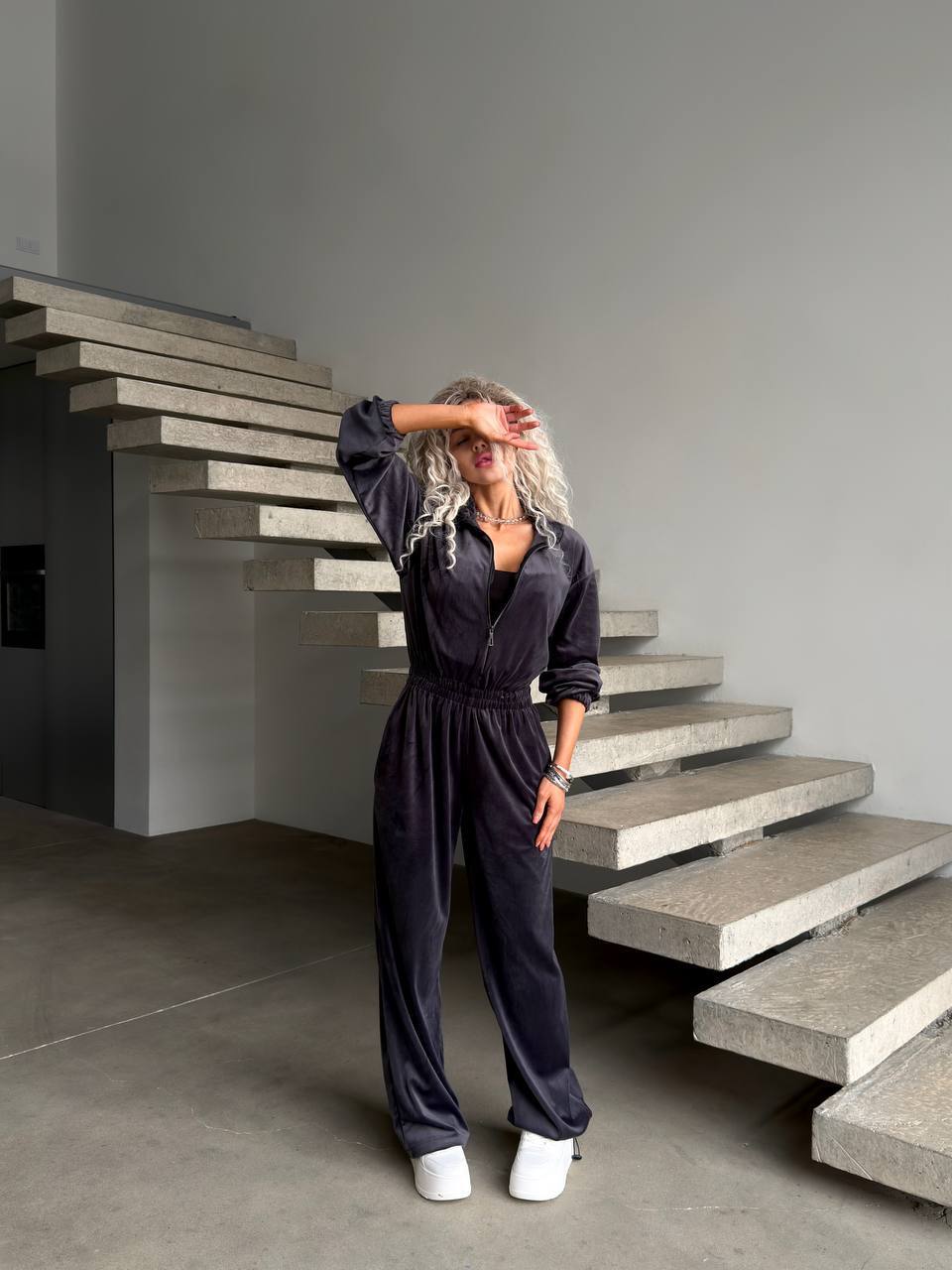 Tamsiai pilkas veliūro kombinezonas