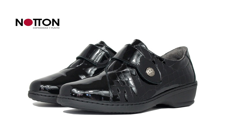 Zapatos ancho especial con cierre de velcro de color charol negro