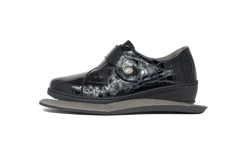Zapatos ancho especial con cierre de velcro de color charol negro