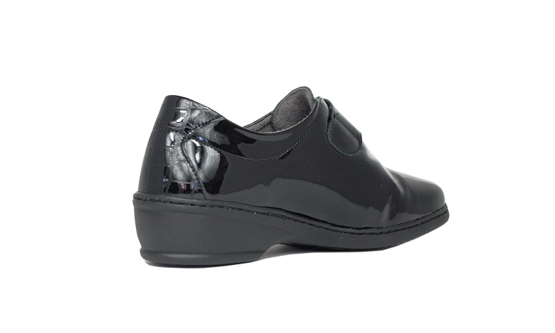 Zapatos ancho especial con cierre de velcro de color charol negro
