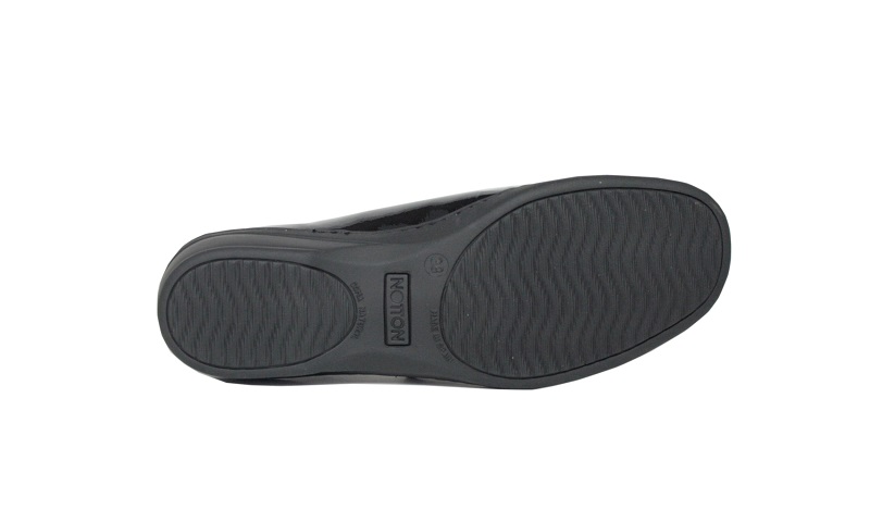 Zapatos ancho especial con cierre de velcro de color charol negro