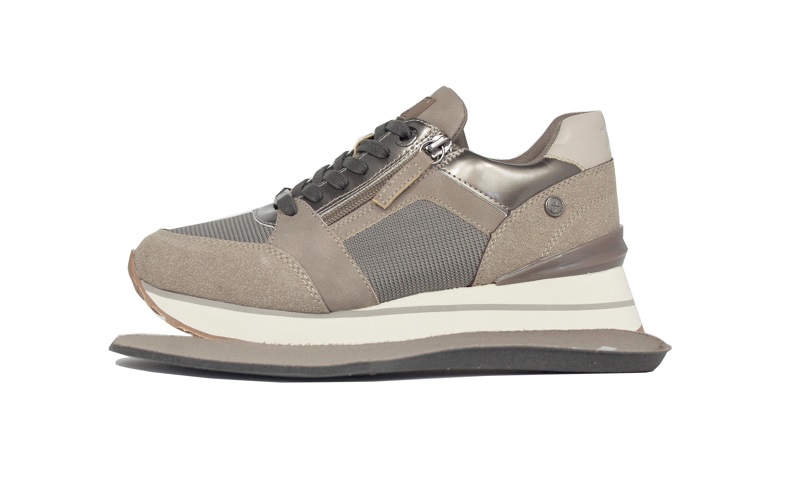 Deportiva vestida color taupe con cuña baja