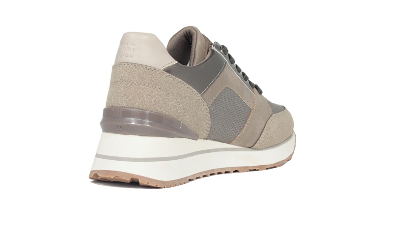 Deportiva vestida color taupe con cuña baja