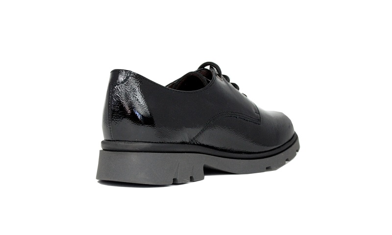 Zapatos negros con cordones hechos en charol