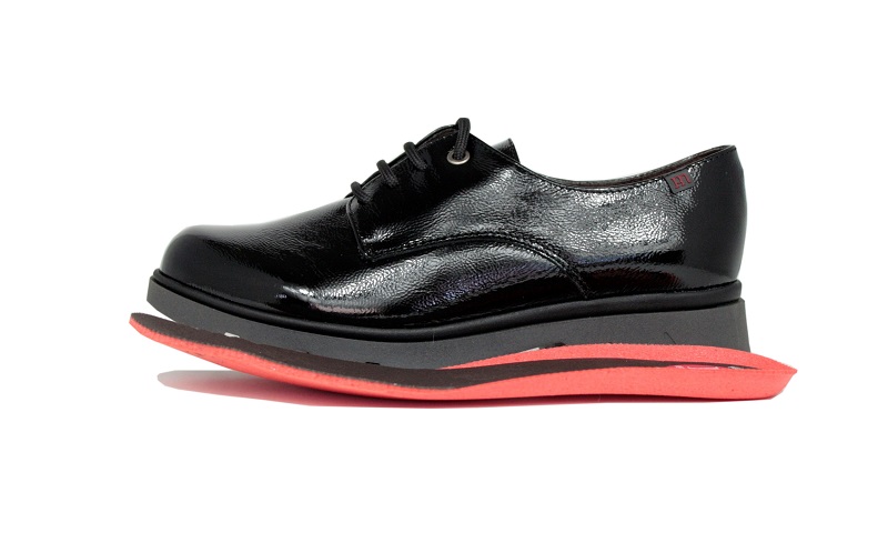Zapatos negros con cordones hechos en charol