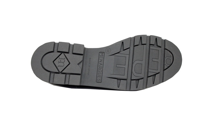 Zapatos negros con cordones hechos en charol