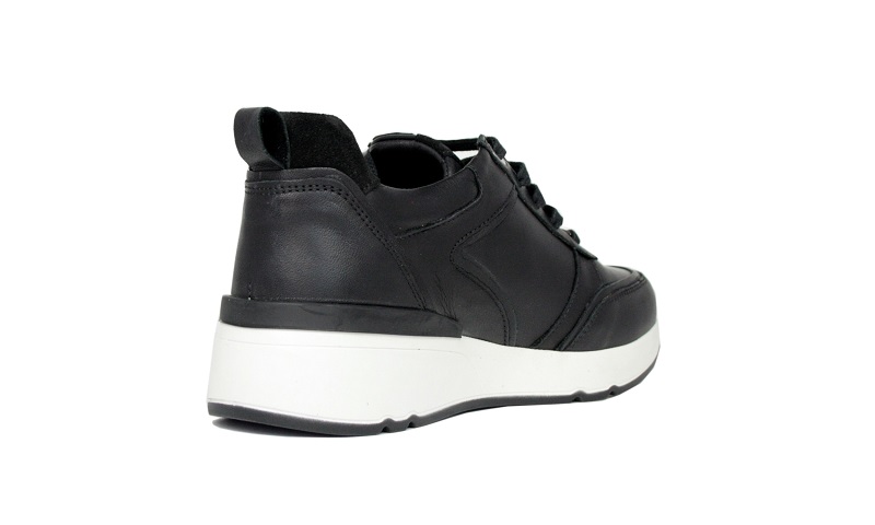Sneaker de piel color negro con piso blanco
