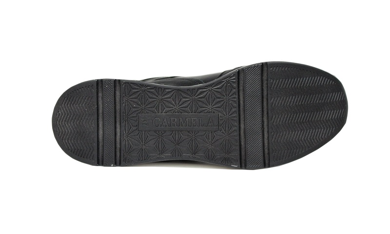 Sneaker de piel color negro con piso blanco