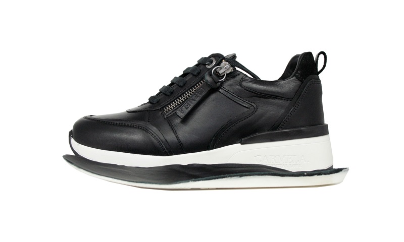 Sneaker de piel color negro con piso blanco