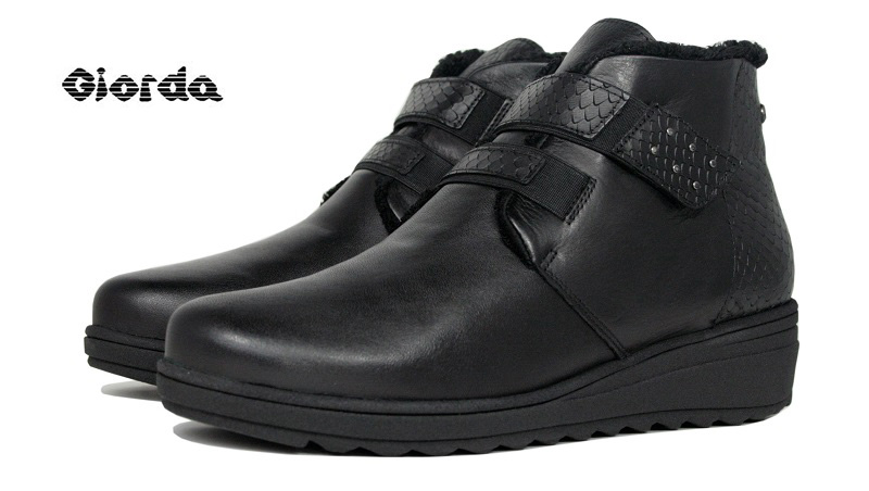 Botines negros cierre de velcro con forro interno de pelo