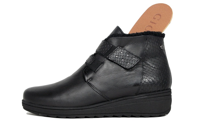Botines negros cierre de velcro con forro interno de pelo