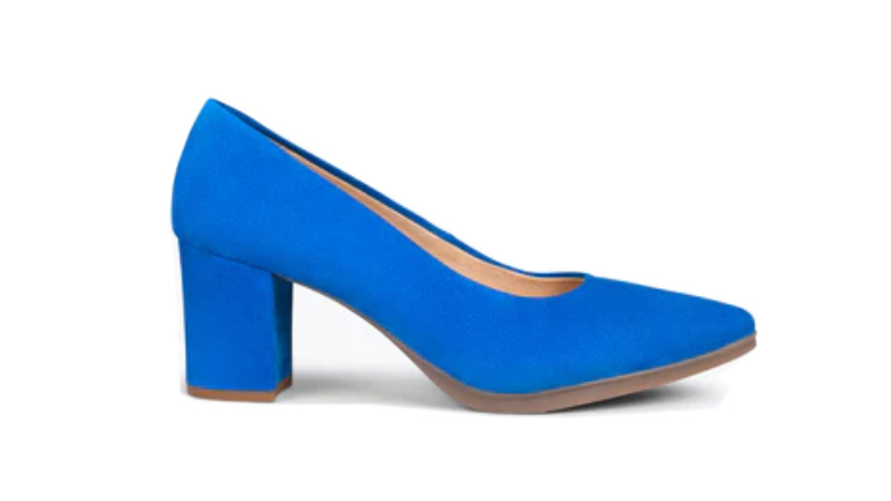 Zapato de salón azul eléctrico de ante