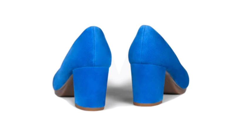Zapato de salón azul eléctrico de ante