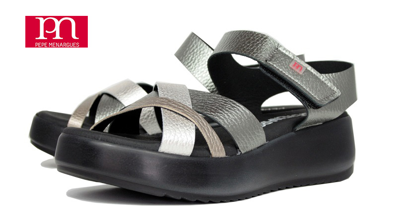 Sandalias de Pepe Menargués piso negro