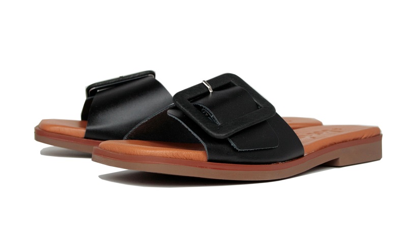 Sandalias planas negras de meter el pie