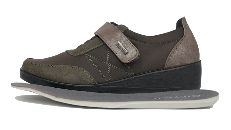 Zapatos de velcro de neopreno marrón