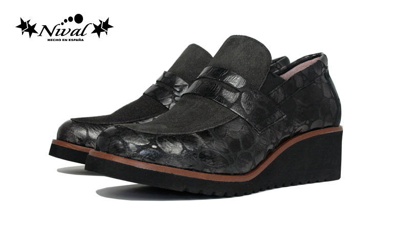 Mocasines de cuña media y piel de coco negra