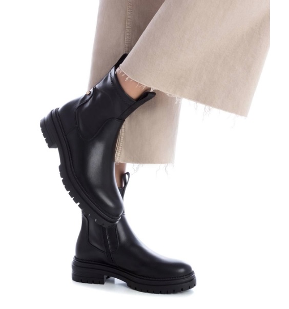 Botines negros piso dentado | Xti modelo 141546