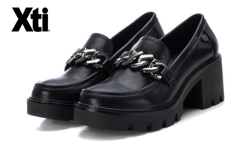 Mocasines plataforma negros con cadena plateada