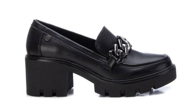 Mocasines plataforma negros con cadena plateada