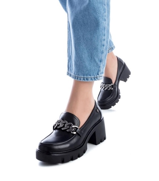 Mocasines plataforma negros con cadena plateada