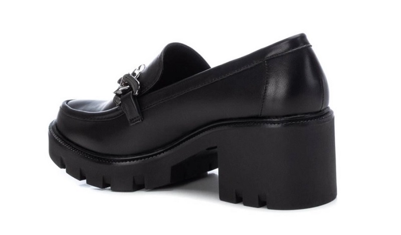 Mocasines plataforma negros con cadena plateada
