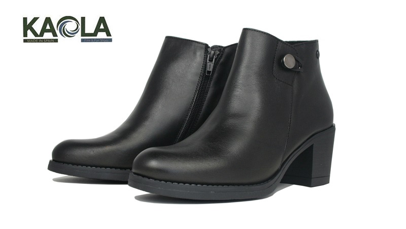 Botines negros de tacón y piso de goma
