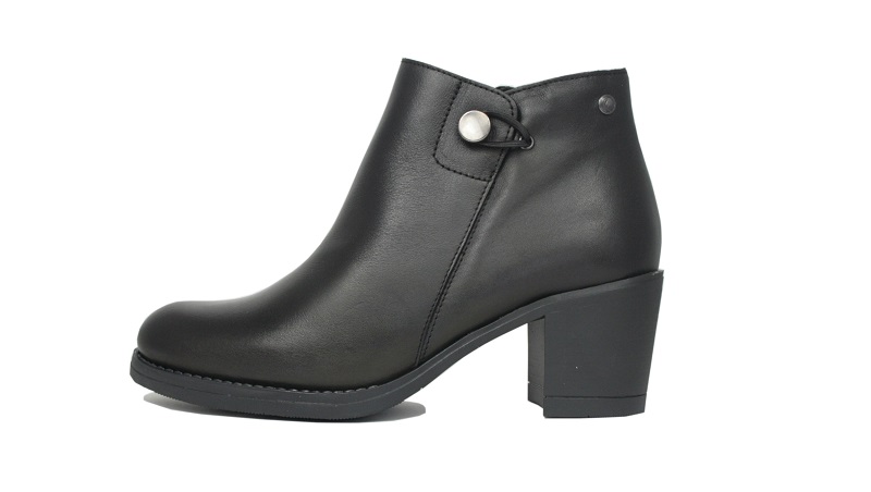 Botines negros de tacón y piso de goma