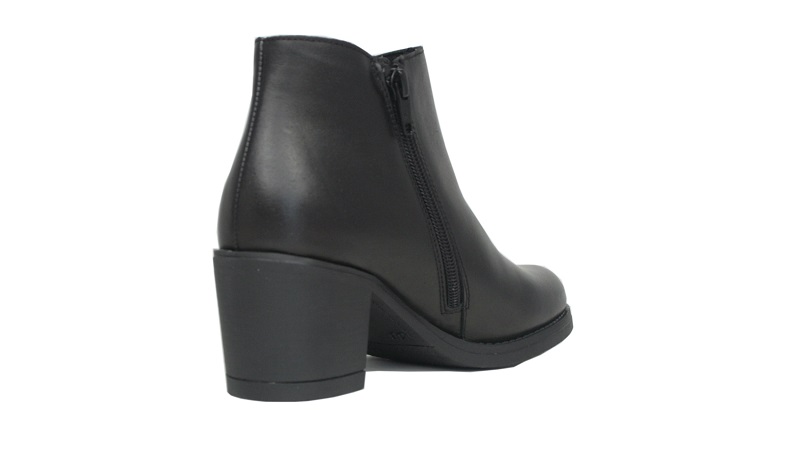 Botines negros de tacón y piso de goma