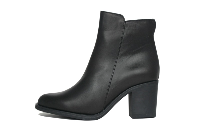 Botines negros de piel de tacón alto y ancho