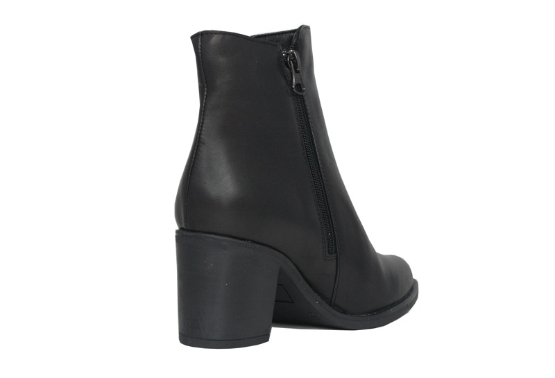 Botines negros de piel de tacón alto y ancho