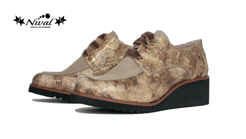 Zapatos de charol de coco haciendo aguas