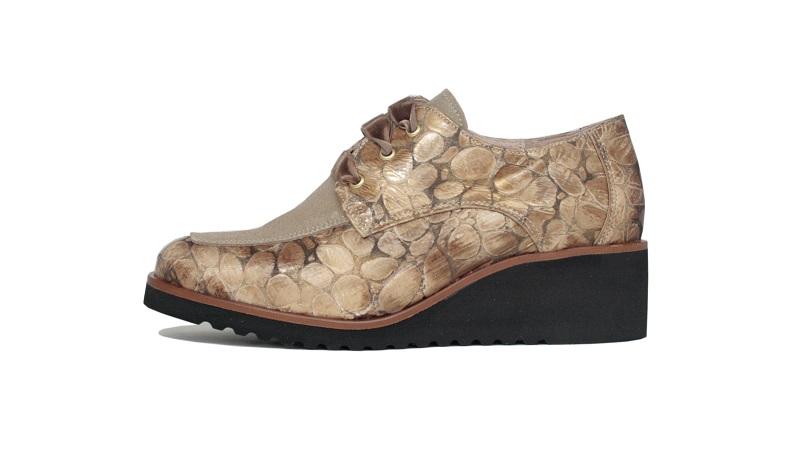 Zapatos de charol de coco haciendo aguas