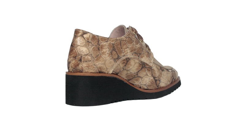 Zapatos de charol de coco haciendo aguas