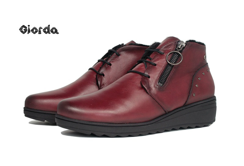 Botines burdeos forrados de pelo negro en el interior