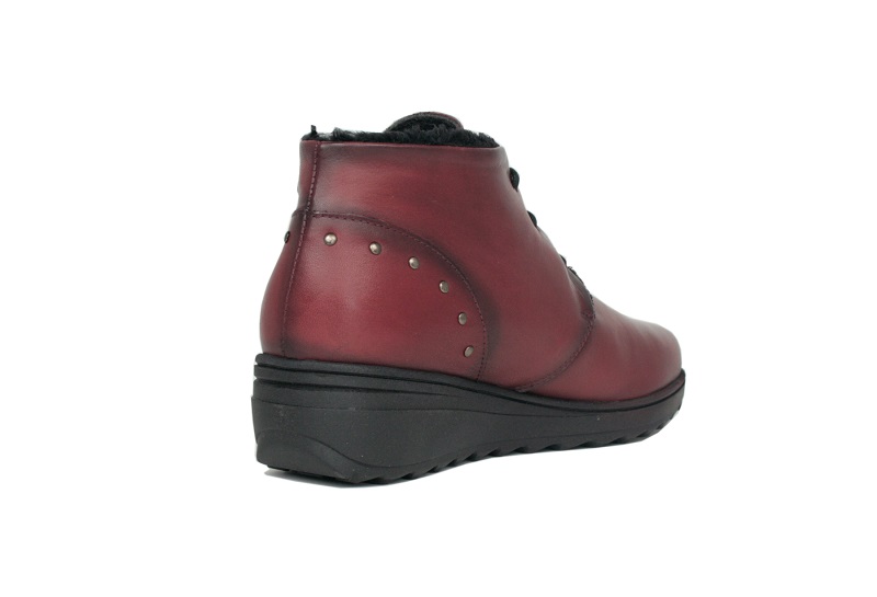 Botines burdeos forrados de pelo negro en el interior