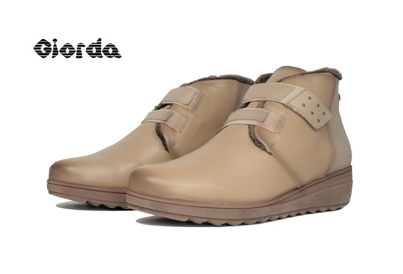 Botines color taupe con forro interior de pelo